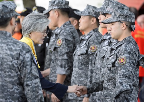 Kang Kyung-wha dl-koreai klgyminiszter megltogatja a Margit hdnl hajbalesetben elsllyedt Hableny turistahaj mentsben segt dl-koreai haditengerszet bvrait a margitszigeti irnytkzpontnl 2019. mjus 31-n.