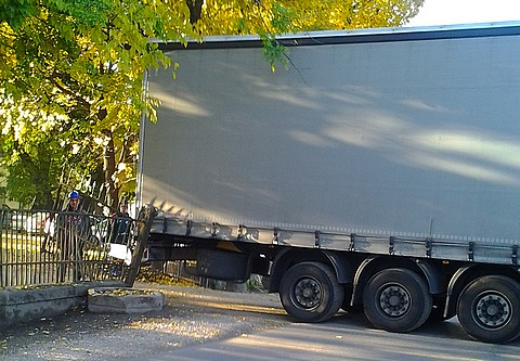 Elakadt kamion Perktn (fot: Szke Imre Andor)