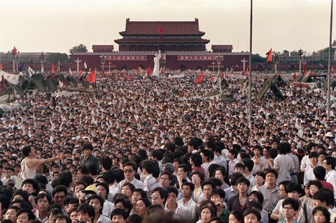 Brit dokumentum: A Tienanmen tri vrontsnak legalbb 10 ezer halottja volt