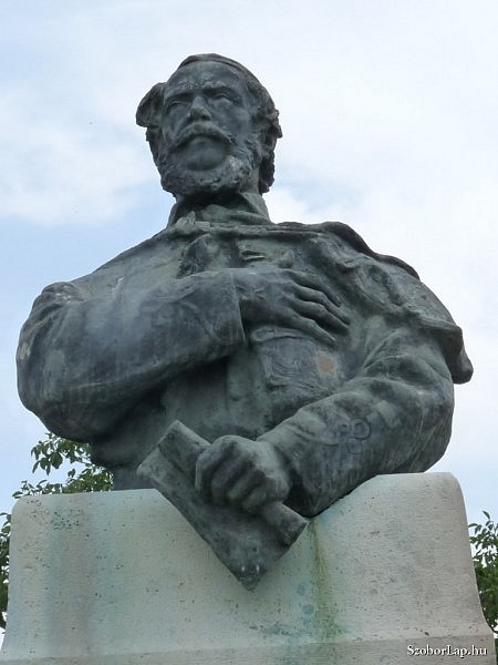 Kossuth Lajos mellszobra Perktn