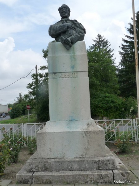 Kossuth Lajos mellszobra Perktn