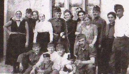 Egy kp 1937-bl, a kp bal oldaln az els desapm testvre, msodik az desapm, harmadik az desanym. A fot Tatatvroson kszlt, ahol desapm katona volt, a testvre s az desanym ppen ltogatban voltak nla.