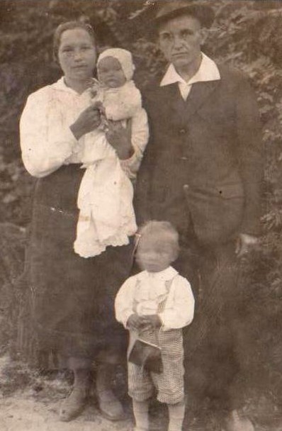 Ezen a kpen desanym s desapm van, az els kt gyerekkkel, Juliska s Laci testvremmel 1940-ben