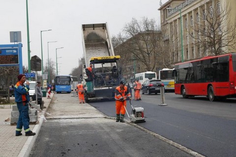 Aszfaltoznak - Hamarosan elkszlnek az utak (fot: Hankusz Klmn / Dunajvrosi Hrlap)