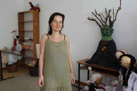 Fbin Judit tagintzmny-vezet a leend elssk tantermben, a mr elhelyezett dekorcival (Fot: Tsoki Attila)