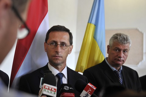Varga Mihly nemzetgazdasgi miniszter (b) s Evgeny Tankhilevich, a cg vezetje (MTI Fot: Kovcs Attila)